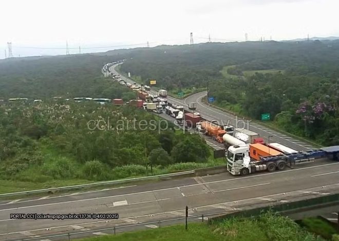 Acidente entre cinco carretas interdita rodovia Anchieta-Imigrantes