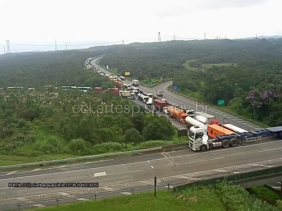 Acidente entre cinco carretas interdita rodovia Anchieta-Imigrantes