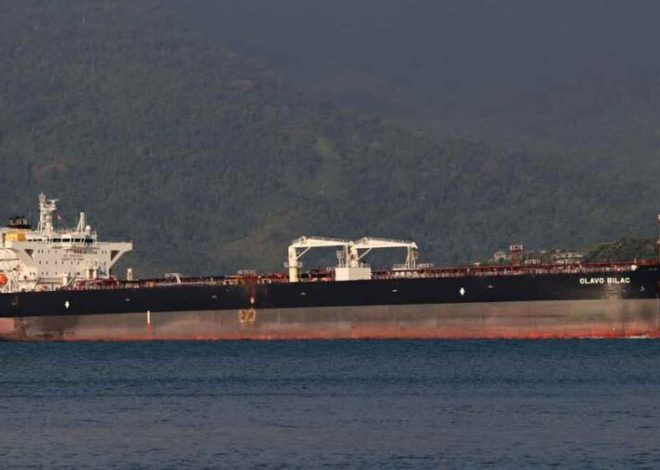 Navio com 50 mil toneladas de combustível colide no Porto de Santos