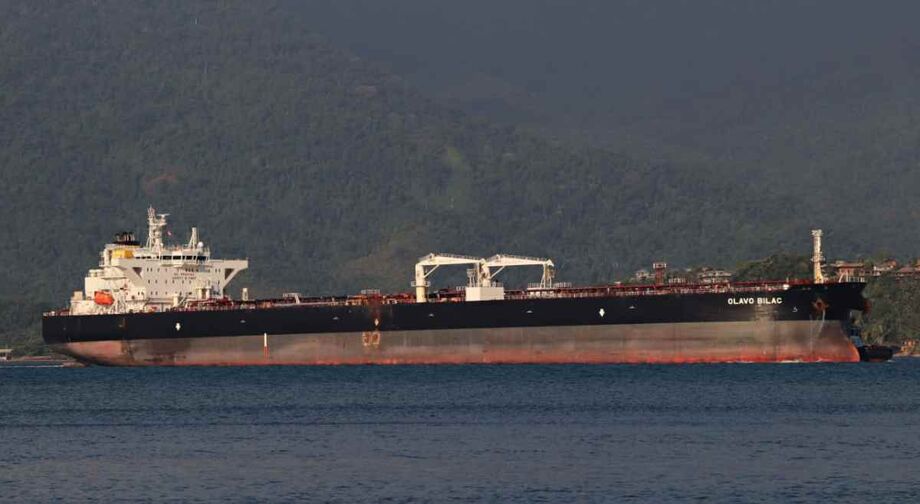 Navio com 50 mil toneladas de combustível colide no Porto de Santos