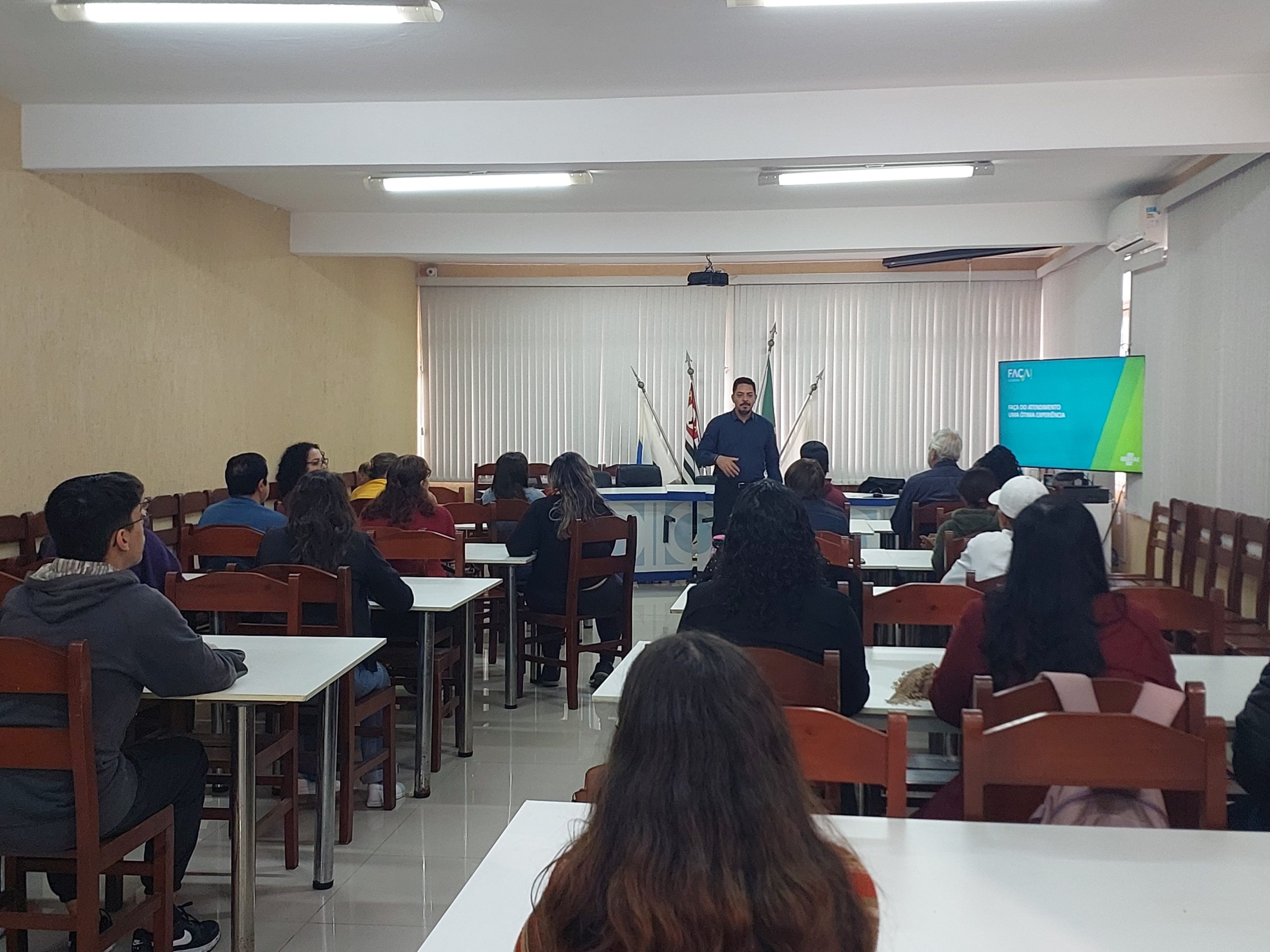 De olho nas vagas de trabalho para a Páscoa, CDL Santos Praia abre inscrições do “Programa Caça Talentos”