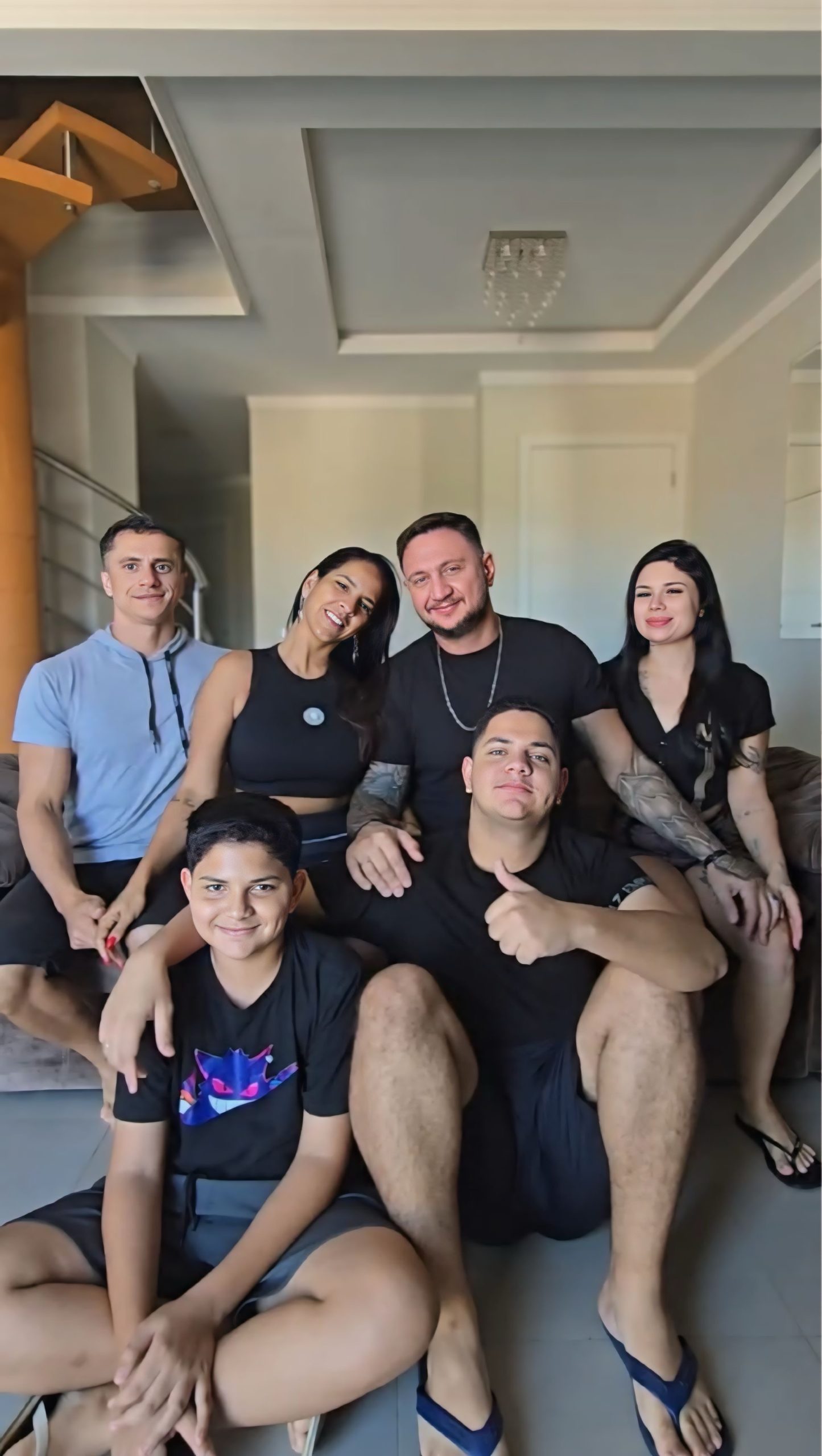 Família poliamorosa compartilha rotina com filhos, múltiplos relacionamentos e tarefas divididas: “Construímos nosso próprio modelo de família tradicional”
